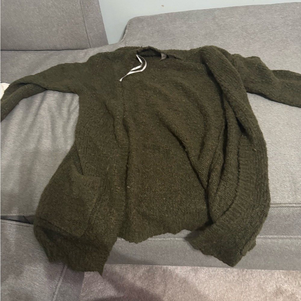 🎄 CLOSET CLEAR OUT SALE 🎄Women’s Olive Green Knit cardigan